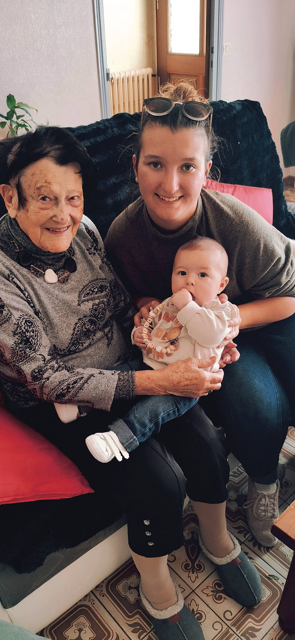 Louise a rejoint le concours — aidez-le/la à gagner de superbes lots ! baby, cheek, comfort, eyewear, face, facial_expression, fun, goggles, happy, human_body, iris, joint, joy, lap, leg, organ, person, skin, smile, sunglasses