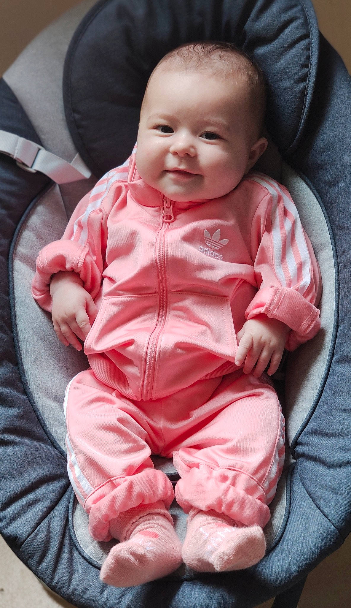 Louise participe au concours pour gagner de l'argent avec cette photo : baby, baby_toddler_clothing, cheek, child, chin, comfort, eye, finger, happy, lip, magenta, mouth, nose, person, pink, red, sitting, skin, sleeve, smile