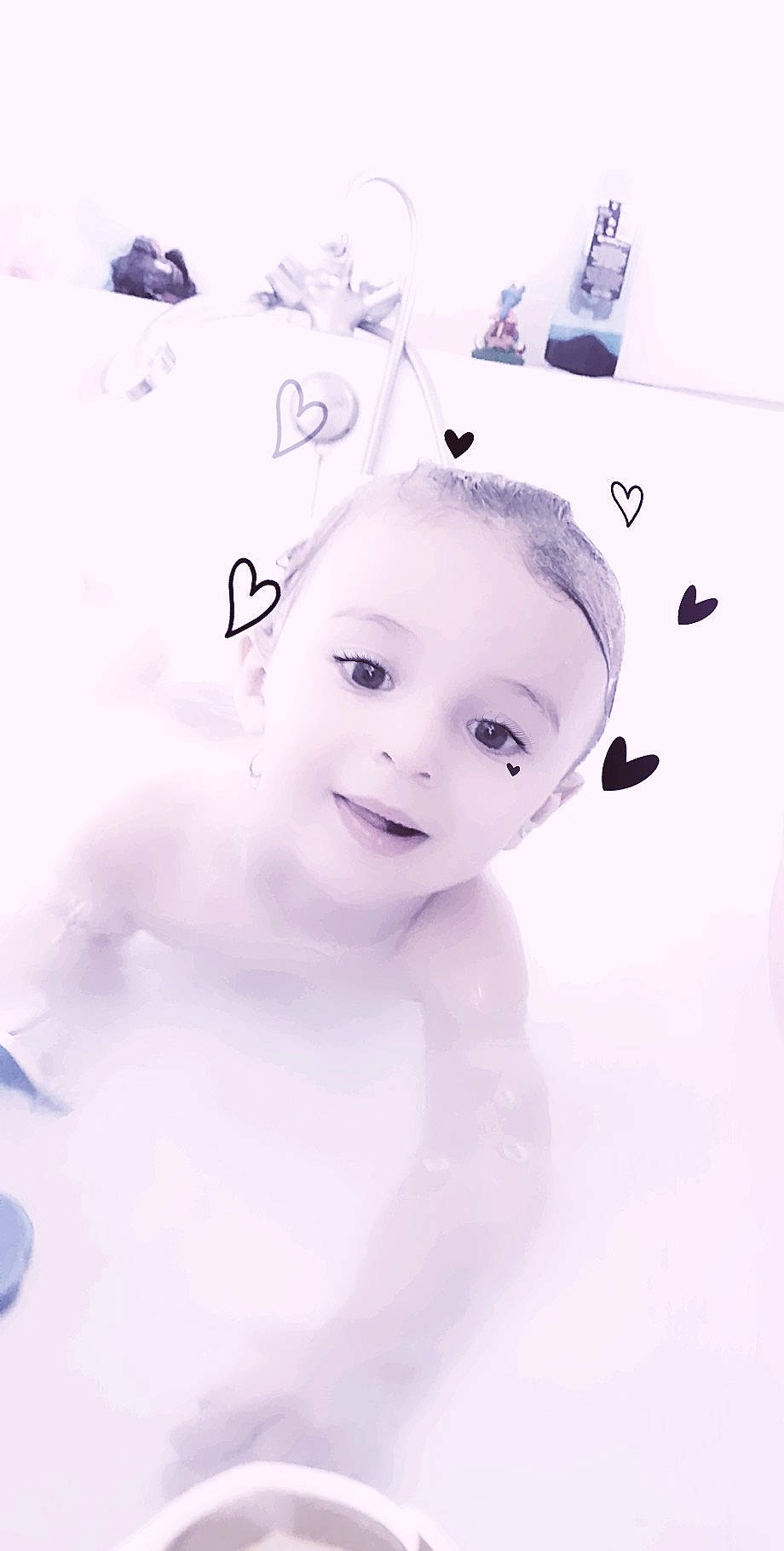 Éden participe au concours pour gagner de l'argent avec cette photo : art, baby, black_and_white, cheek, child, drawing, ear, eye, face, head, illustration, nose, person, photography, room, skin, smile, toddler, white