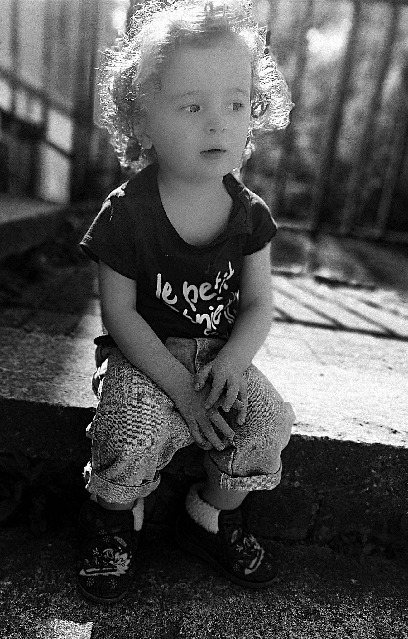 Éden participe au concours pour gagner de l'argent avec cette photo : black, black_and_white, cheek, child, child_model, eye, face, hairstyle, head, monochrome, monochrome_photography, people, person, photograph, photography, sitting, smile, snapshot, standing, toddler