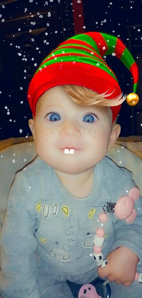 Mélinda participe au concours pour gagner de l'argent avec cette photo : baby_toddler_clothing, cap, cheek, chin, costume_hat, eye, face, facial_expression, hairstyle, head, human_body, light, lip, nose, organ, pink, product, skin, toddler, white