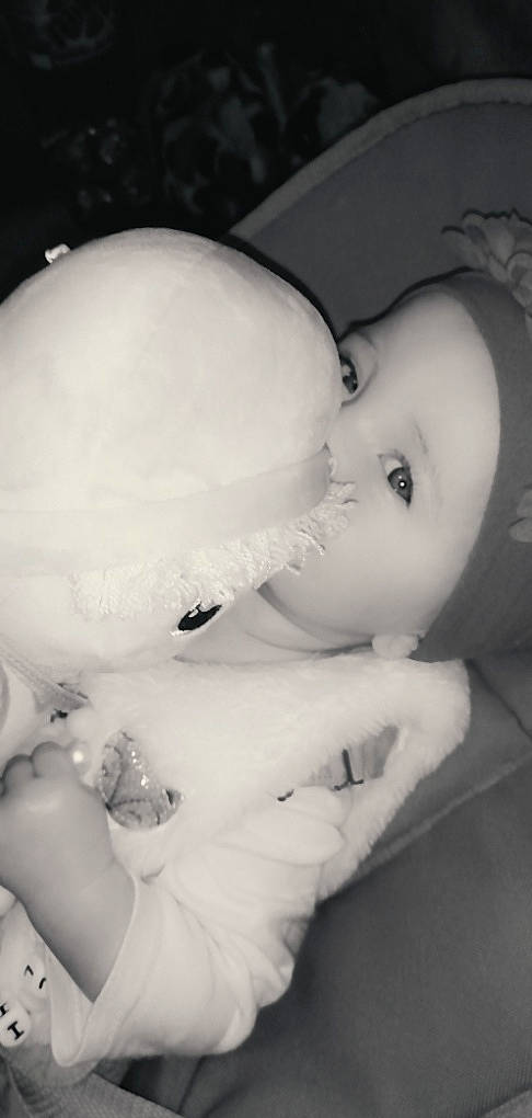 Mélinda a rejoint le concours — aidez-le/la à gagner de superbes lots ! cheek, chin, eyebrow, eyelash, flash_photography, forehead, gesture, hand, happy, human_body, iris, lip, mouth, neck, nose, person, shoulder, skin, style, toy