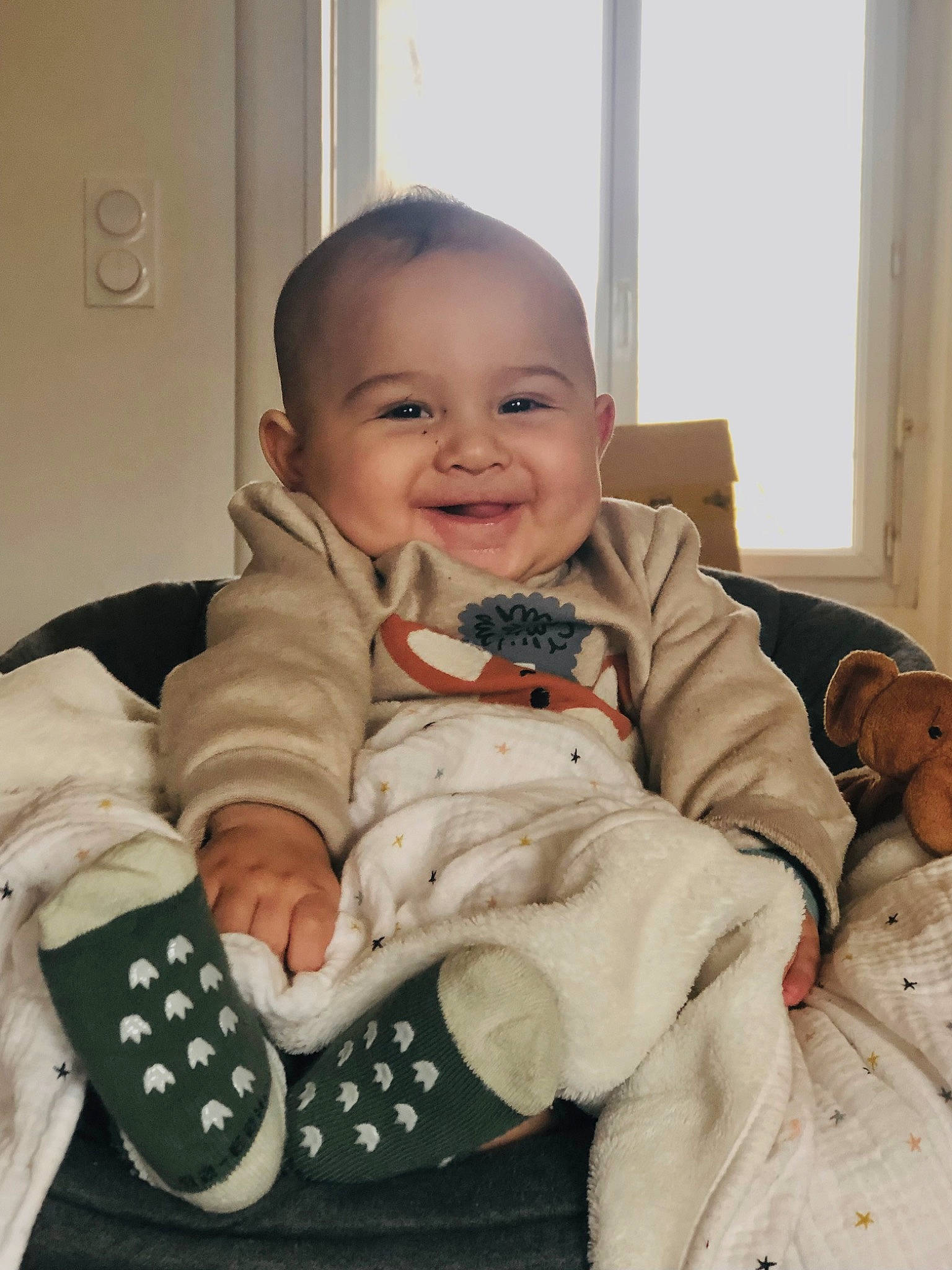 Pablo participe au concours pour gagner de l'argent avec cette photo : baby, baby_toddler_clothing, cheek, child, comfort, face, finger, flooring, happy, iris, joy, nose, outerwear, person, sitting, skin, sleeve, smile, thumb, toddler