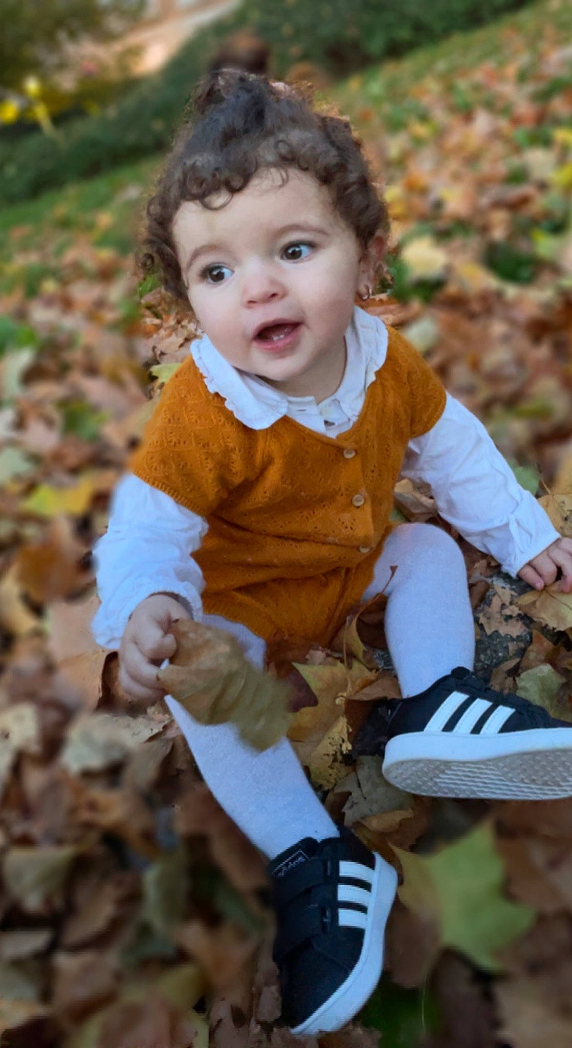 Théa participe au concours pour gagner de l'argent avec cette photo : adaptation, baby, baby_toddler_clothing, child, finger, fun, grass, happy, leisure, people_in_nature, person, plant, play, sitting, sleeve, smile, sock, soil, toddler, tree