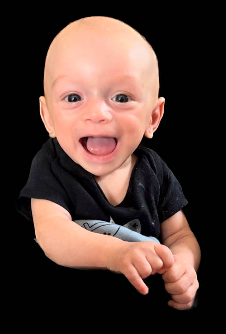 Rió is registered to the contest to win money with this photo: baby, baby_toddler_clothing, cheek, child, collar, comfort, finger, flash_photography, fun, gesture, happy, laugh, nail, person, portrait_photography, sitting, sleeve, smile, t_shirt, thumb