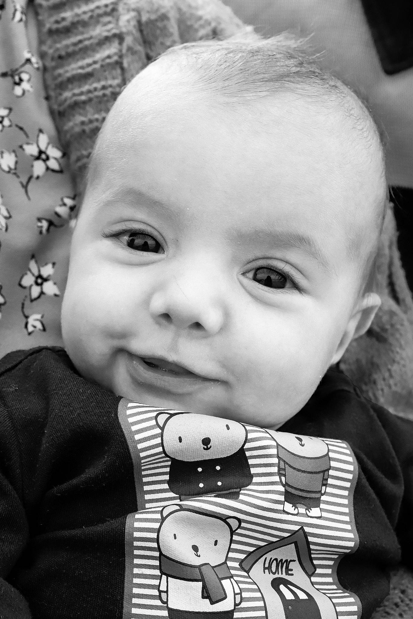 Thélio participe au concours pour gagner de l'argent avec cette photo : black, cheek, chin, eye, face, facial_expression, hairstyle, head, human, iris, mouth, nose, organ, outerwear, person, photograph, skin, sleeve, smile, standing