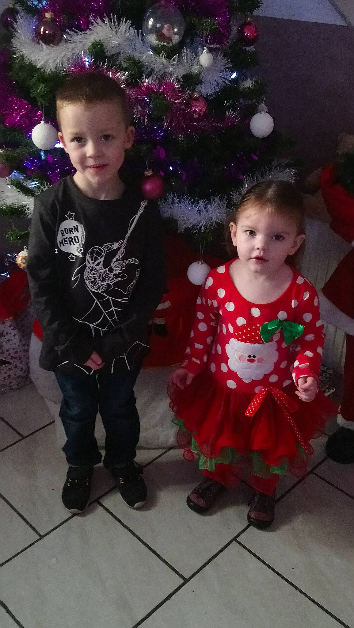 Emma a rejoint le concours — aidez-le/la à gagner de superbes lots ! child, christmas, christmas_decoration, christmas_tree, costume, day, event, fun, girl, holiday, person, product, red, standing, toddler, tradition