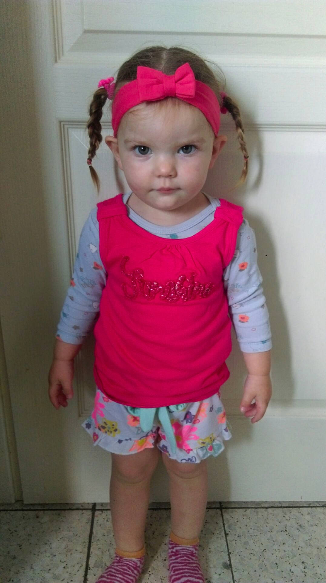 Emma a rejoint le concours — aidez-le/la à gagner de superbes lots ! child, day, design, girl, hair_accessory, headband, headgear, human_hair_color, joint, magenta, pattern, person, pink, product, shorts, shoulder, skin, textile, toddler