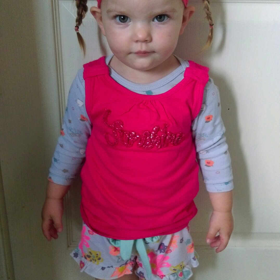 Emma a rejoint le concours — aidez-le/la à gagner de superbes lots ! child, day, design, girl, hair_accessory, headband, headgear, human_hair_color, joint, magenta, pattern, person, pink, product, shorts, shoulder, skin, textile, toddler