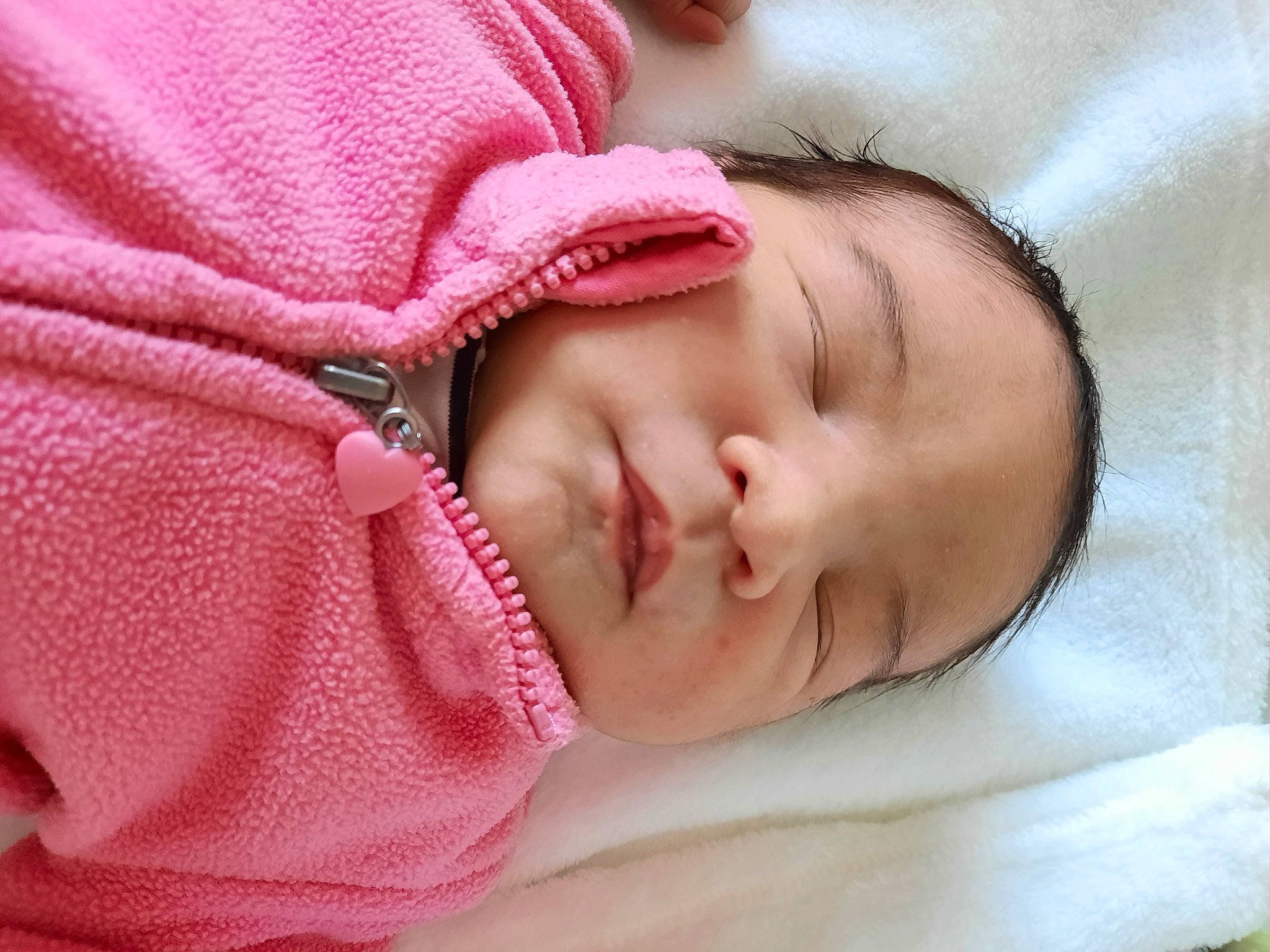 Clara a rejoint le concours — aidez-le/la à gagner de superbes lots ! baby, baby_sleeping, baby_toddler_clothing, cheek, comfort, ear, eye, eyebrow, eyelash, hand, head, human_body, iris, lip, mouth, neck, nose, person, pink, sleeve