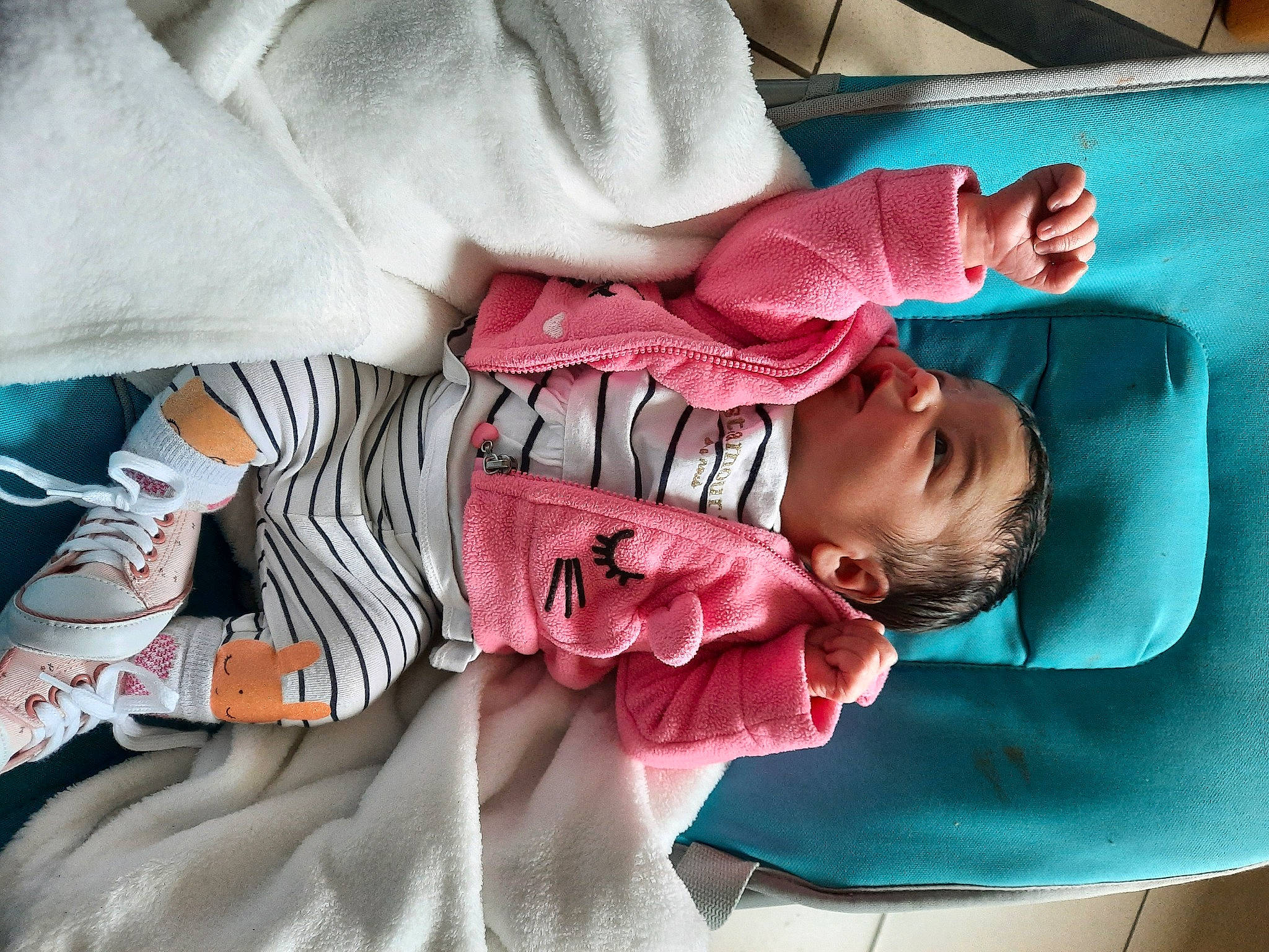 Clara a rejoint le concours — aidez-le/la à gagner de superbes lots ! arm, baby, baby_products, baby_sleeping, baby_toddler_clothing, carmine, cheek, child, comfort, hand, head, human_body, linens, magenta, mouth, pattern, person, pink, skin, sleeve