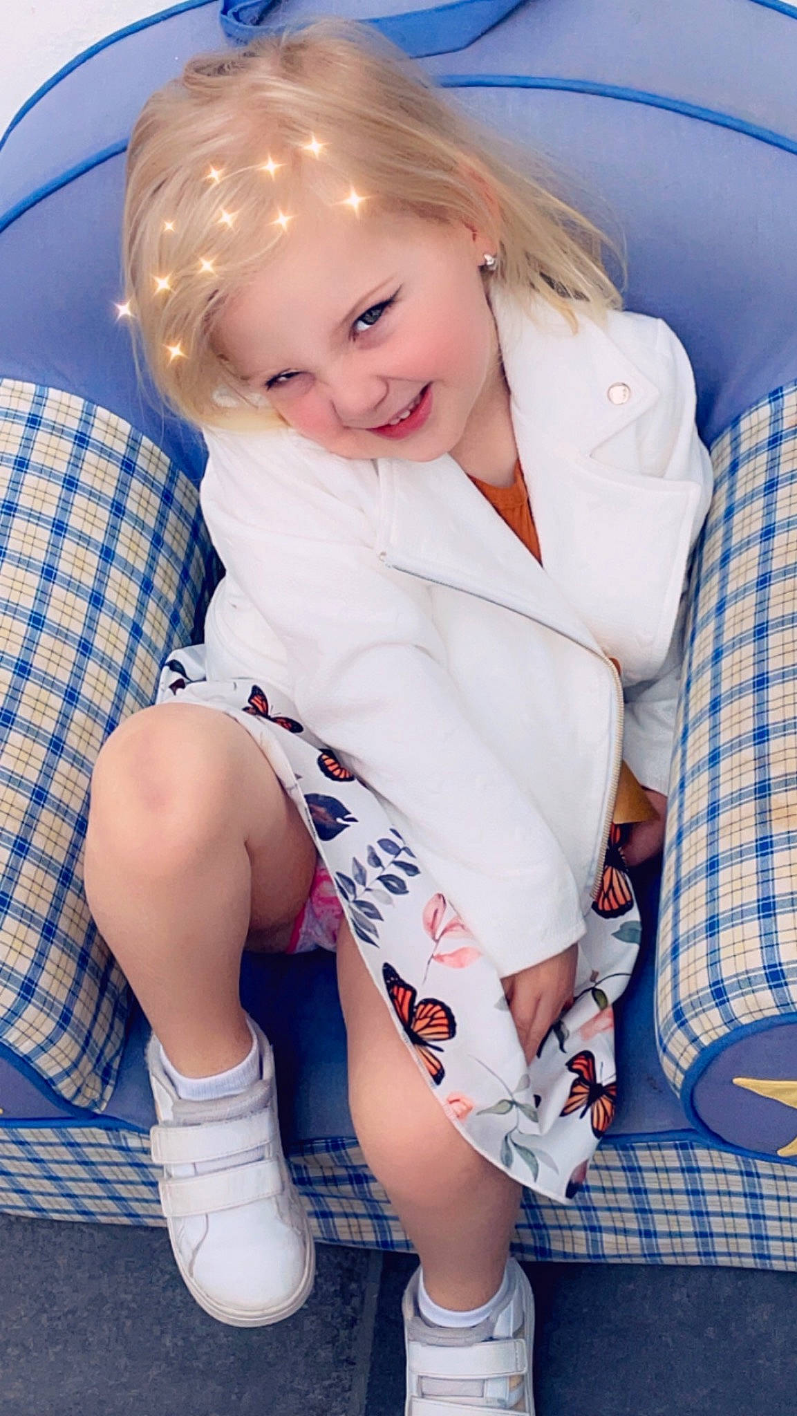 Luana participe au concours pour gagner de l'argent avec cette photo : baby, baby_toddler_clothing, blond, blue, brown_hair, comfort, elbow, electric_blue, happy, human_leg, joy, knee, lap, pattern, person, sitting, skin, smile, tartan, thigh