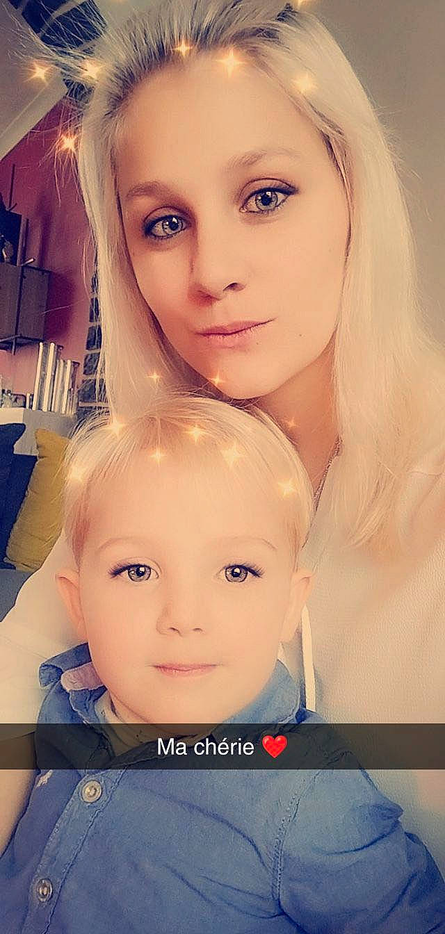 Luana participe au concours pour gagner de l'argent avec cette photo : cheek, chin, ear, eye, eye_liner, eyebrow, eyelash, forehead, gesture, happy, iris, jaw, lip, makeover, mouth, nose, organ, person, selfie, skin