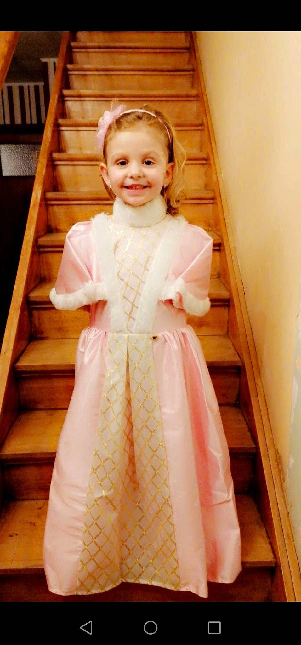 Liana a rejoint le concours — aidez-le/la à gagner de superbes lots ! baby_toddler_clothing, bridal_clothing, bridal_party_dress, dress, embellishment, face, fashion_design, flash_photography, formal_wear, gown, hair, happy, joy, one_piece_garment, outerwear, person, shoulder, skin, sleeve, smile