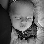 Louise a rejoint le concours — aidez-le/la à gagner de superbes lots ! baby, black_and_white, child, closeup, clothing, cozy, cute, cute_outfit, expressionless, face, hair_clip, hands, indoors, infant, newborn, peaceful, portrait, resting, sleeping, soft_light