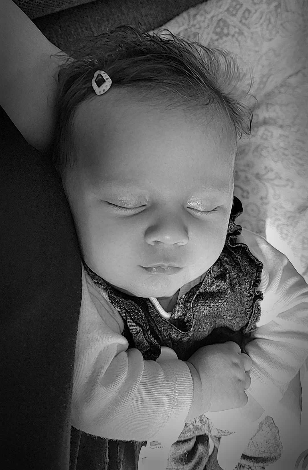 Louise a rejoint le concours — aidez-le/la à gagner de superbes lots ! baby, black_and_white, child, closeup, clothing, cozy, cute, cute_outfit, expressionless, face, hair_clip, hands, indoors, infant, newborn, peaceful, portrait, resting, sleeping, soft_light