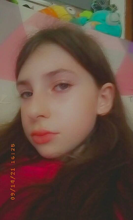 Salhmajade participe au concours pour gagner de l'argent avec cette photo : bangs, black_hair, cheek, child, cool, ear, eye, eyebrow, eyelash, forehead, happy, iris, jaw, lip, magenta, mouth, neck, nose, paint, person