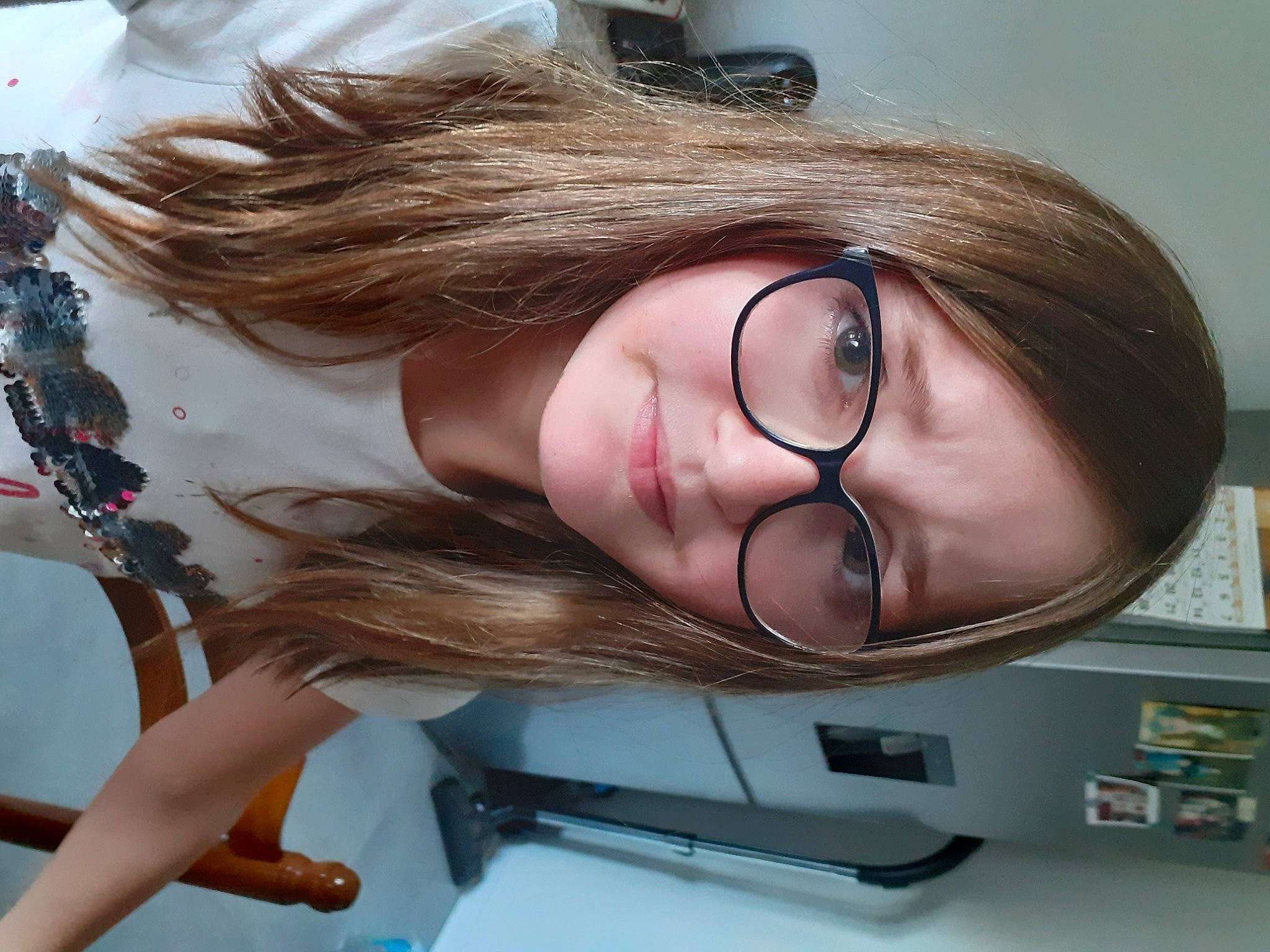 Lola participe au concours pour gagner de l'argent avec cette photo : audio_equipment, black_hair, cheek, chin, cool, ear, eyebrow, eyelash, eyewear, glasses, hair, iris, jaw, joy, lip, mouth, neck, nose, person, skin