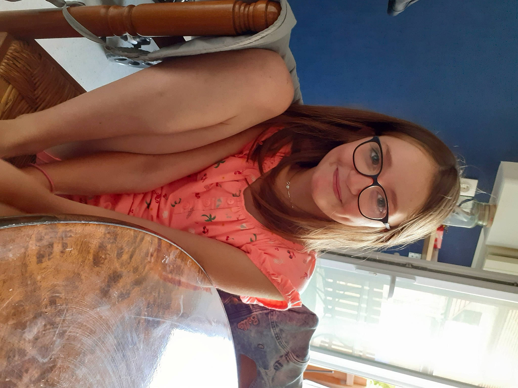 Lola participe au concours pour gagner de l'argent avec cette photo : abdomen, chest, comfort, elbow, eyewear, flesh, fun, happy, human_leg, joy, knee, leisure, person, room, smile, thigh, waist, water, window, wood