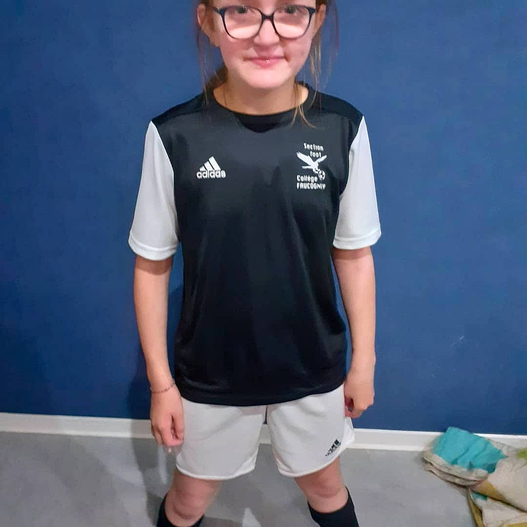 Lola participe au concours pour gagner de l'argent avec cette photo : active_shorts, arm, azure, bermuda_shorts, elbow, gesture, glasses, happy, headwear, joint, joy, knee, neck, outerwear, person, shorts, shoulder, sleeve, smile, sportswear