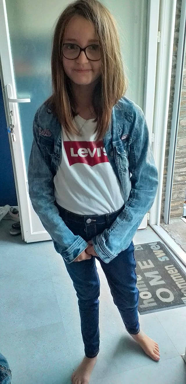 Lola a rejoint le concours — aidez-le/la à gagner de superbes lots ! clothing, cool, eyewear, fashion, grey, hairstyle, joint, knee, leg, neck, outerwear, person, shoulder, sleeve, smile, street_fashion, style, t_shirt, thigh, vision_care