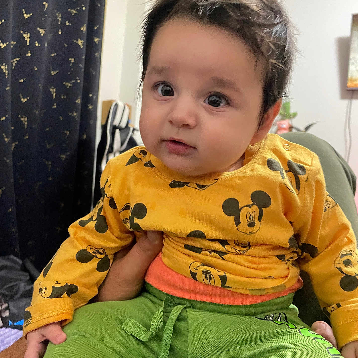Niță Damian a rejoint le concours — aidez-le/la à gagner de superbes lots ! baby, casual, child, clothing, curtains, cute, expression, face, furniture, green_pants, hair, hand, home, indoor, mickey_mouse, person, portrait, seated, toddler, yellow_shirt