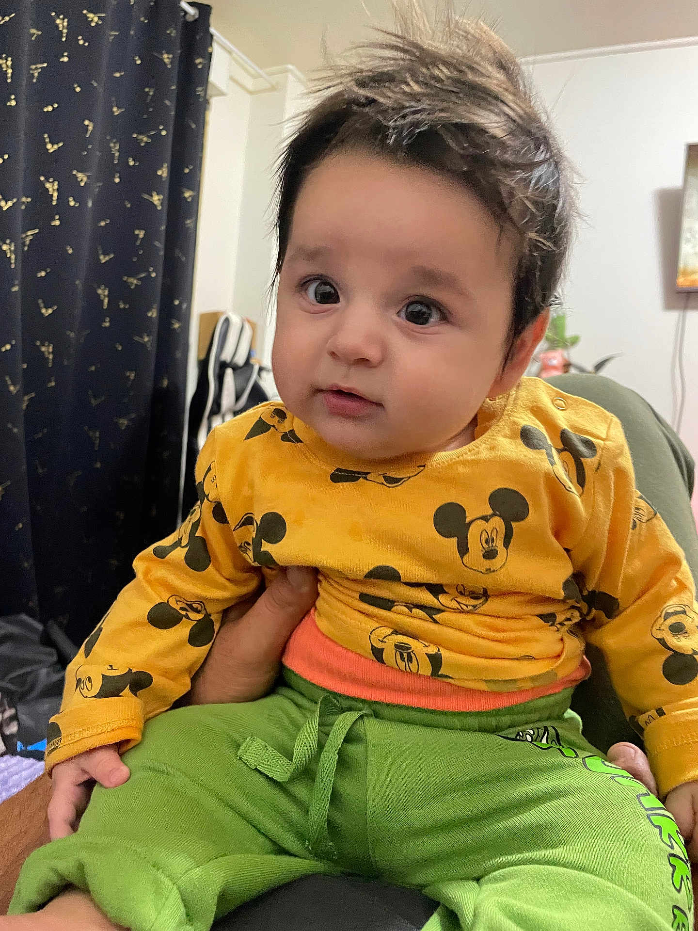 Niță Damian a rejoint le concours — aidez-le/la à gagner de superbes lots ! baby, casual, child, clothing, curtains, cute, expression, face, furniture, green_pants, hair, hand, home, indoor, mickey_mouse, person, portrait, seated, toddler, yellow_shirt