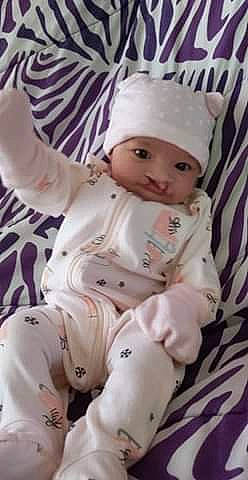 Mia a rejoint le concours — aidez-le/la à gagner de superbes lots ! baby, baby_products, baby_toddler_clothing, bonnet, cheek, child, costume_accessory, headpiece, headwear, person, skin, sleeve, white