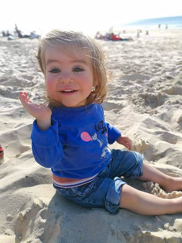 Aïnhoa a rejoint le concours — aidez-le/la à gagner de superbes lots ! arm, beach, child, coast, finger, fun, joy, ocean, person, play, sand, sea, sitting, smile, summer, t_shirt, toddler, vacation