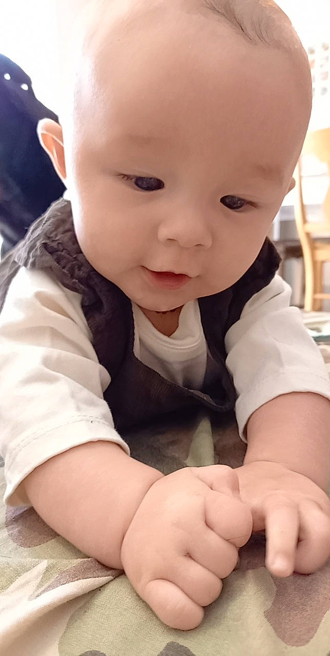 Arya a rejoint le concours — aidez-le/la à gagner de superbes lots ! arm, baby, baby_toddler_clothing, cheek, child, comfort, elbow, finger, floor, flooring, gesture, hand, happy, nail, nose, person, sitting, skin, sleeve, thumb