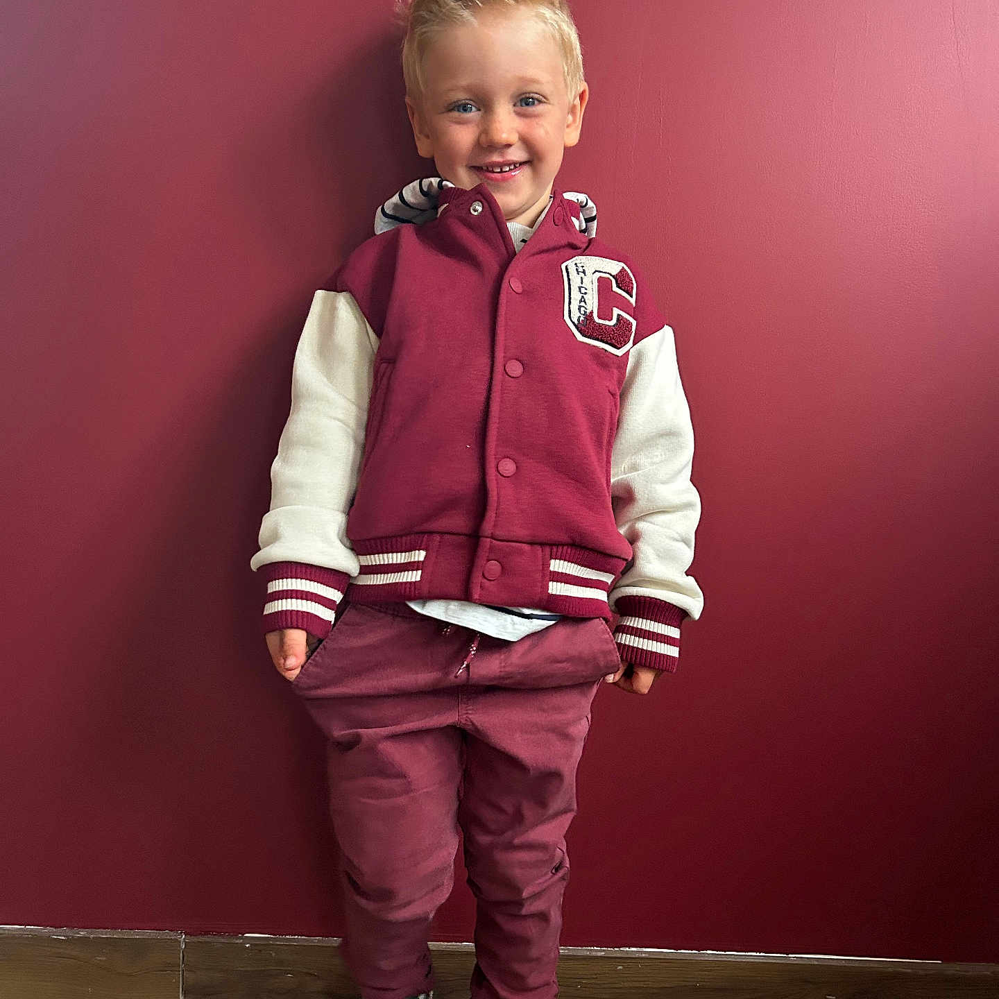 Liam participe au concours pour gagner de l'argent avec cette photo : boy, child, clothing, coat, face, footwear, hardwood, head, hoodie, jacket, knitwear, male, pants, person, photography, portrait, shoe, sweater, sweatshirt, wood