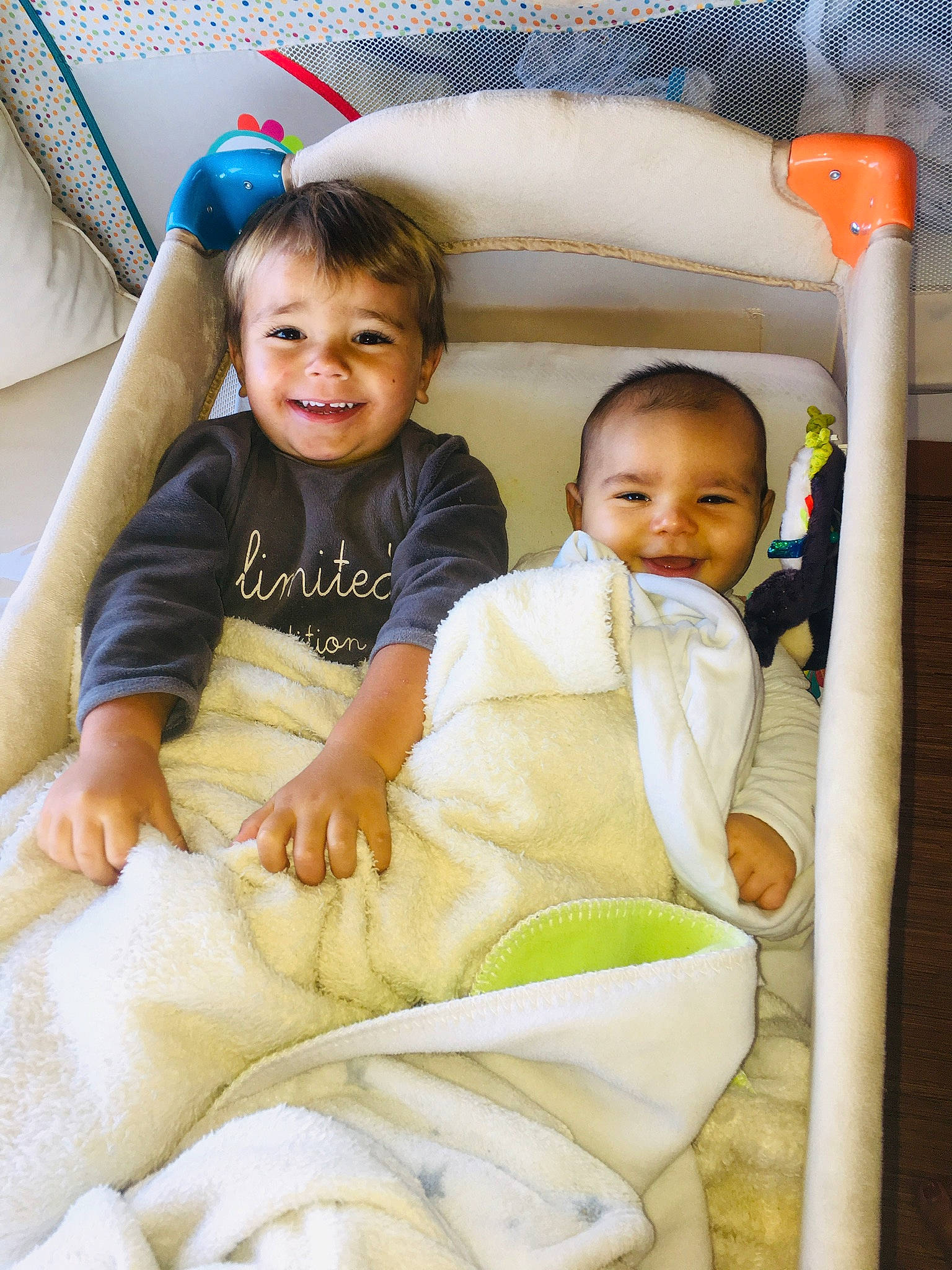 Noham a rejoint le concours — aidez-le/la à gagner de superbes lots ! baby, baby_products, child, fun, happy, joy, people, person, play, product, sibling, skin, smile, toddler