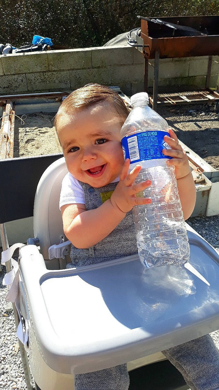 Noham participe au concours pour gagner de l'argent avec cette photo : bottled_water, child, drink, drinking_water, joy, person, plastic_bottle, toddler, vacation, water
