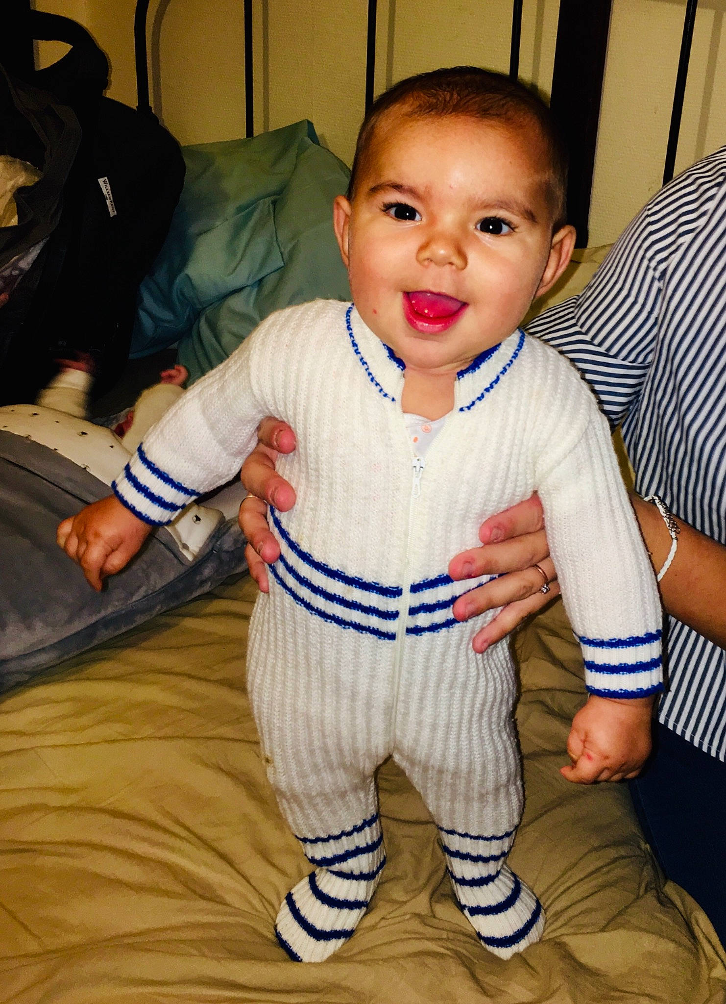 Malhon a rejoint le concours — aidez-le/la à gagner de superbes lots ! arm, baby, baby_products, baby_toddler_clothing, cheek, child, face, facial_expression, head, leg, person, shoe, sitting, skin, sleeve, smile, standing, t_shirt, toddler