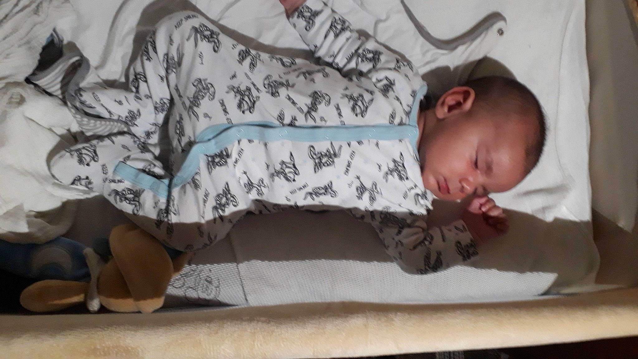 Malhon participe au concours pour gagner de l'argent avec cette photo : baby, baby_products, baby_sleeping, bedtime, child, comfort, couch, furniture, nap, person, product, sleep, toddler