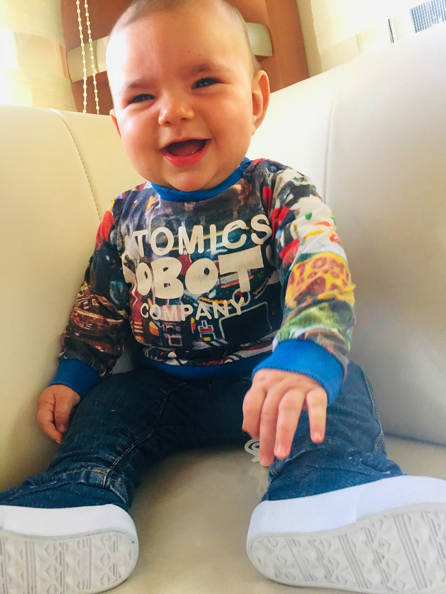 Malhon a rejoint le concours — aidez-le/la à gagner de superbes lots ! baby, baby_toddler_clothing, blue, cheek, child, cool, footwear, jeans, joy, leg, person, play, shoe, sitting, skin, sleeve, smile, t_shirt, toddler