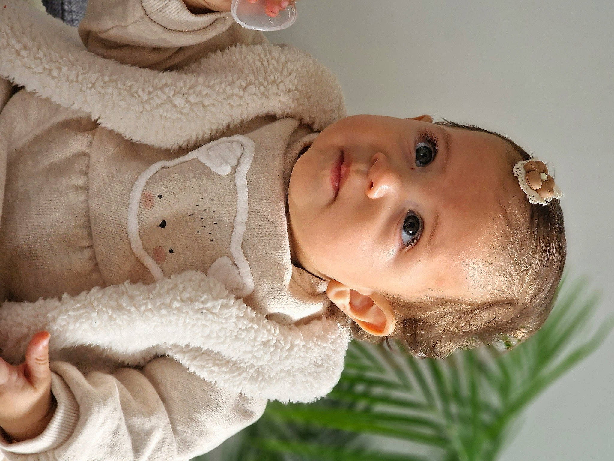 Léonie a rejoint le concours — aidez-le/la à gagner de superbes lots ! baby, baby_toddler_clothing, cheek, child, eye, eyelash, fashion_accessory, grass, happy, head, headgear, human_body, iris, lip, mouth, nose, person, skin, textile, toddler