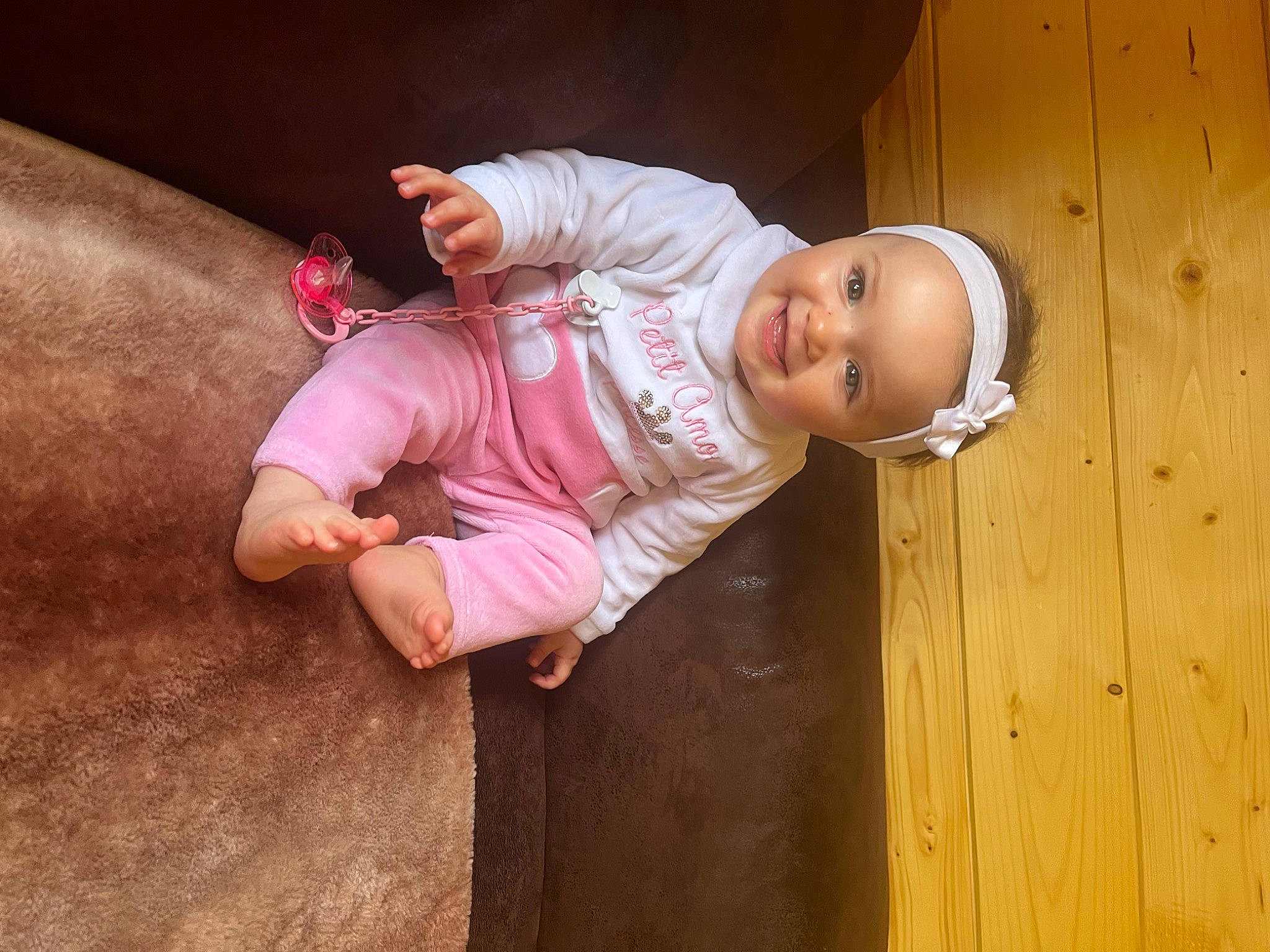 Weïly a rejoint le concours — aidez-le/la à gagner de superbes lots ! baby, baby_toddler_clothing, beauty, cheek, comfort, eye, flash_photography, floor, flooring, hair, happy, hardwood, head, headwear, joy, nose, person, pink, skin, sleeve