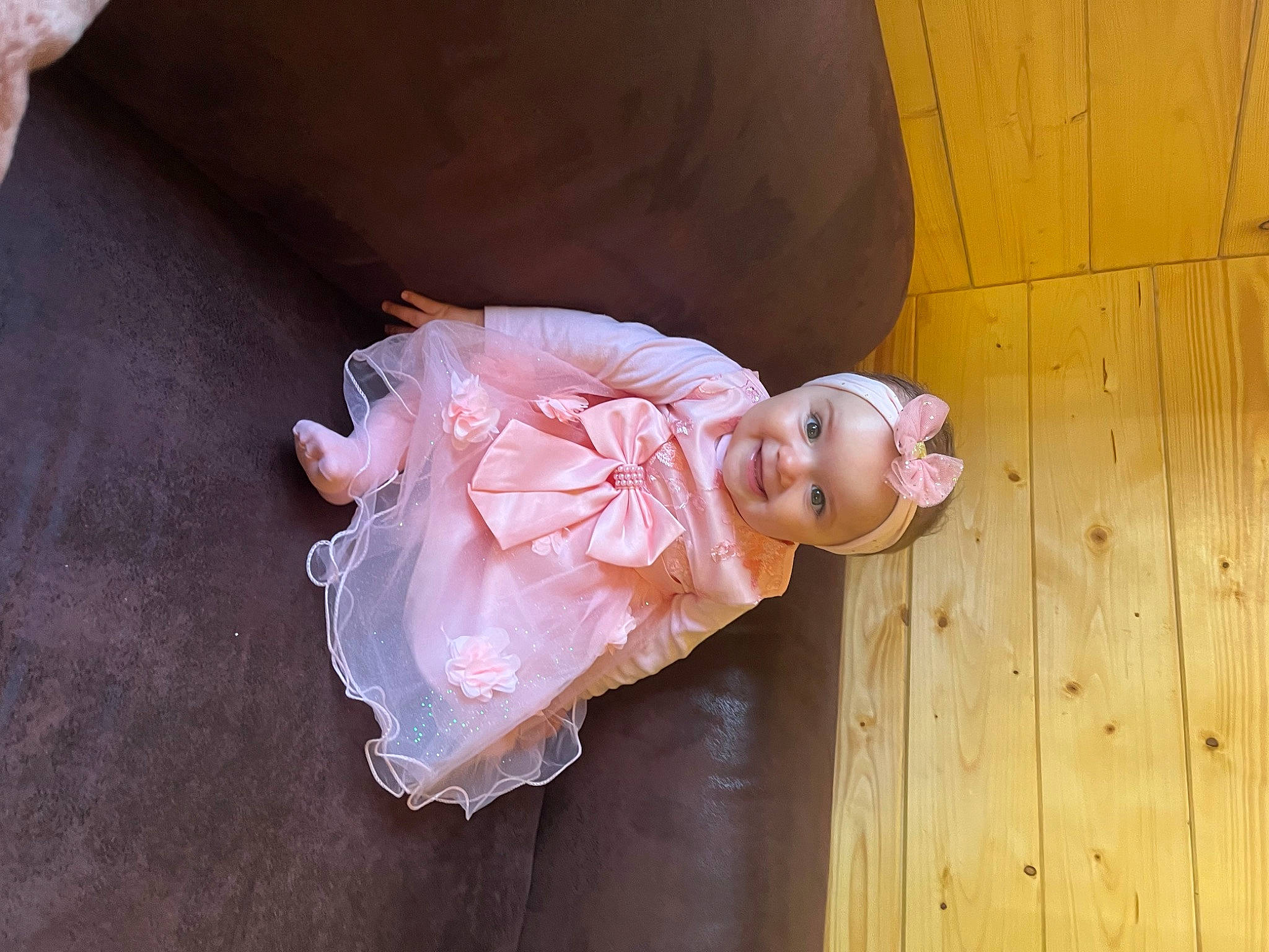 Weïly participe au concours pour gagner de l'argent avec cette photo : baby, baby_products, baby_toddler_clothing, cheek, child, costume, dress, embellishment, flooring, happy, hardwood, headwear, joy, peach, person, room, sitting, sleeve, toddler, wood