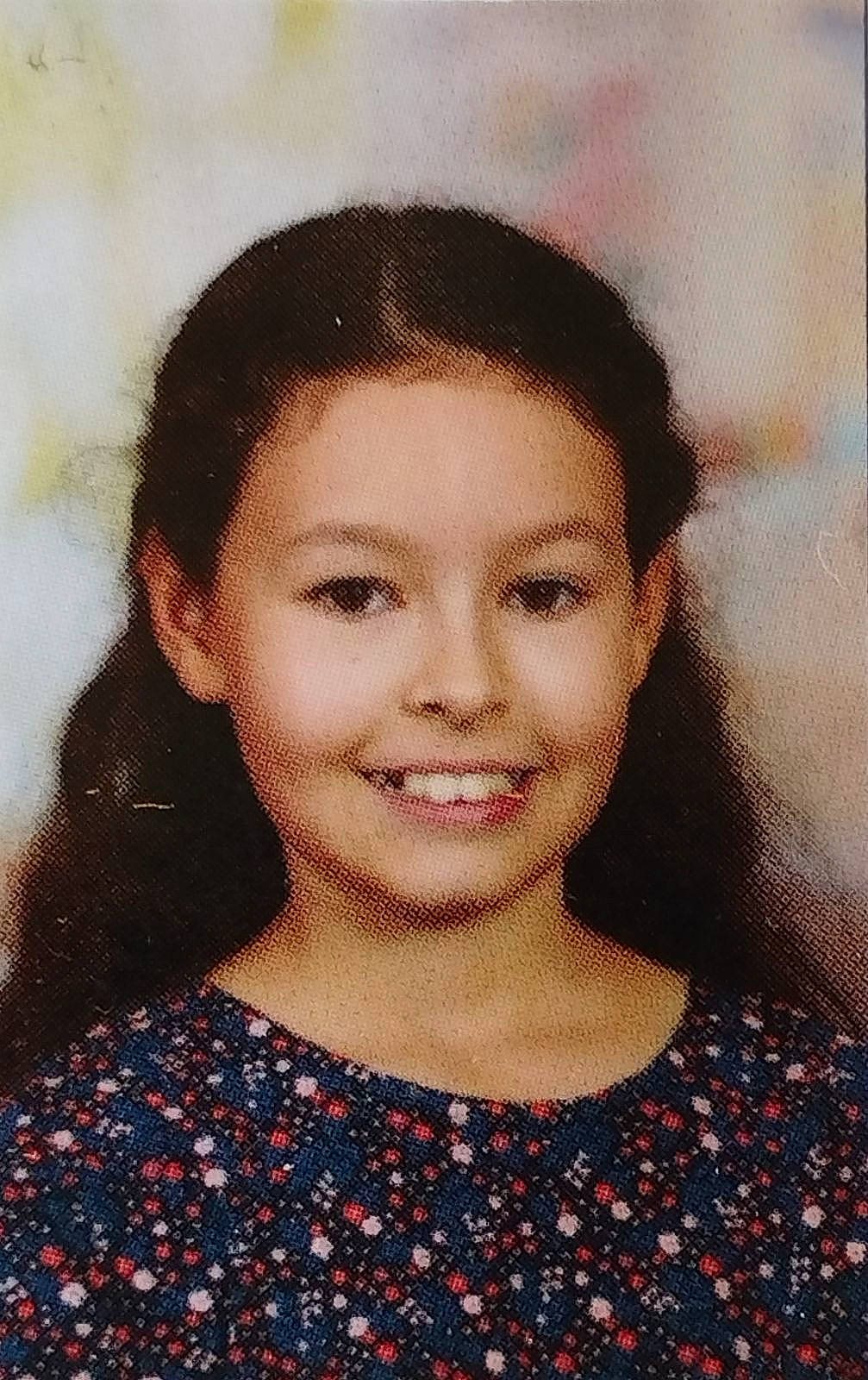 Lilly a rejoint le concours — aidez-le/la à gagner de superbes lots ! black_hair, brown_hair, cheek, chin, eyebrow, eyelash, flash_photography, forehead, fun, hair, happy, iris, joy, lip, long_hair, neck, nose, pattern, person, smile