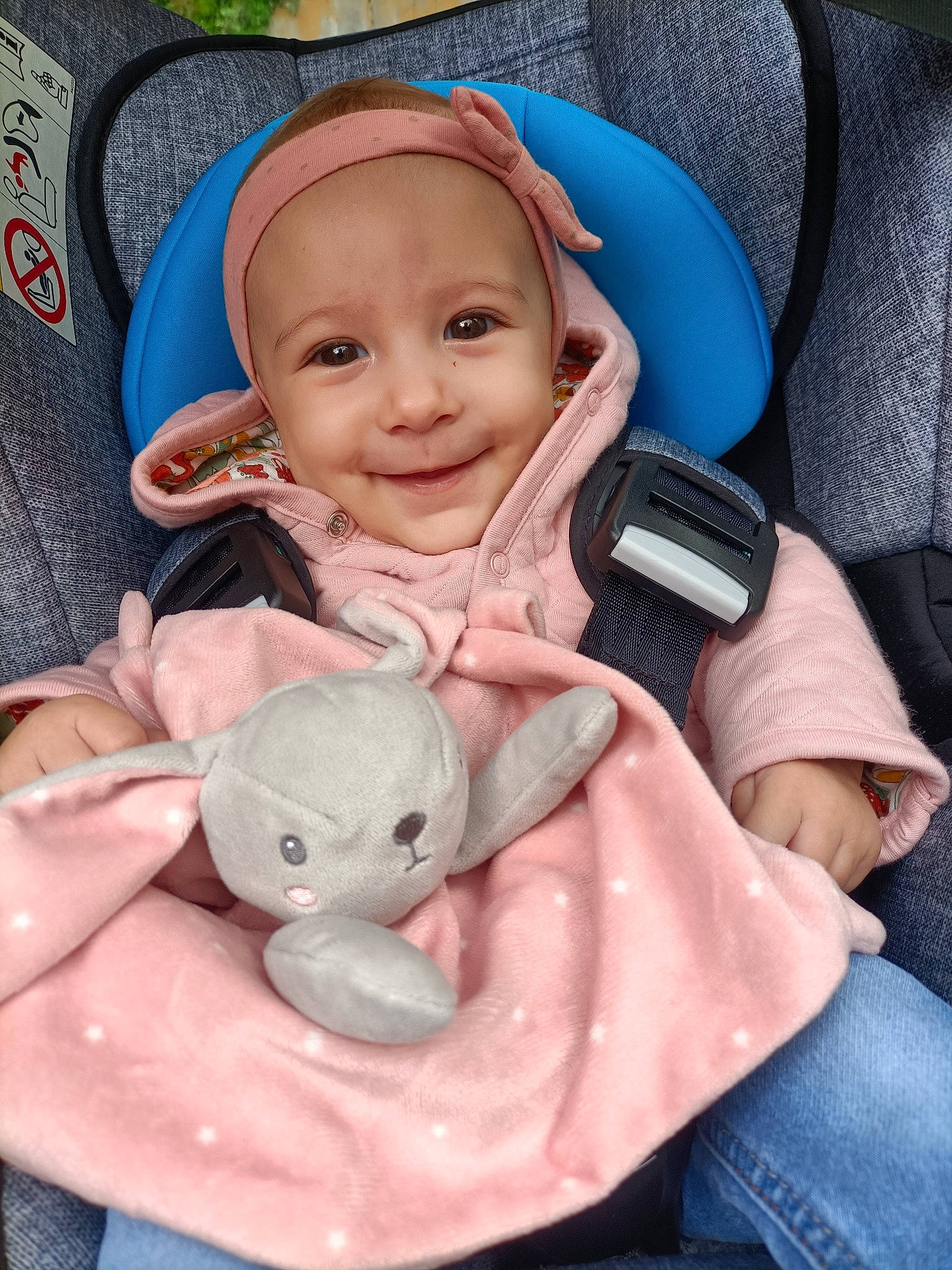 Kessy participe au concours pour gagner de l'argent avec cette photo : baby, baby_safety, blue, cheek, comfort, doll, finger, gesture, head, headwear, infant_bed, jeans, joy, mouth, nose, person, pink, skin, smile, textile