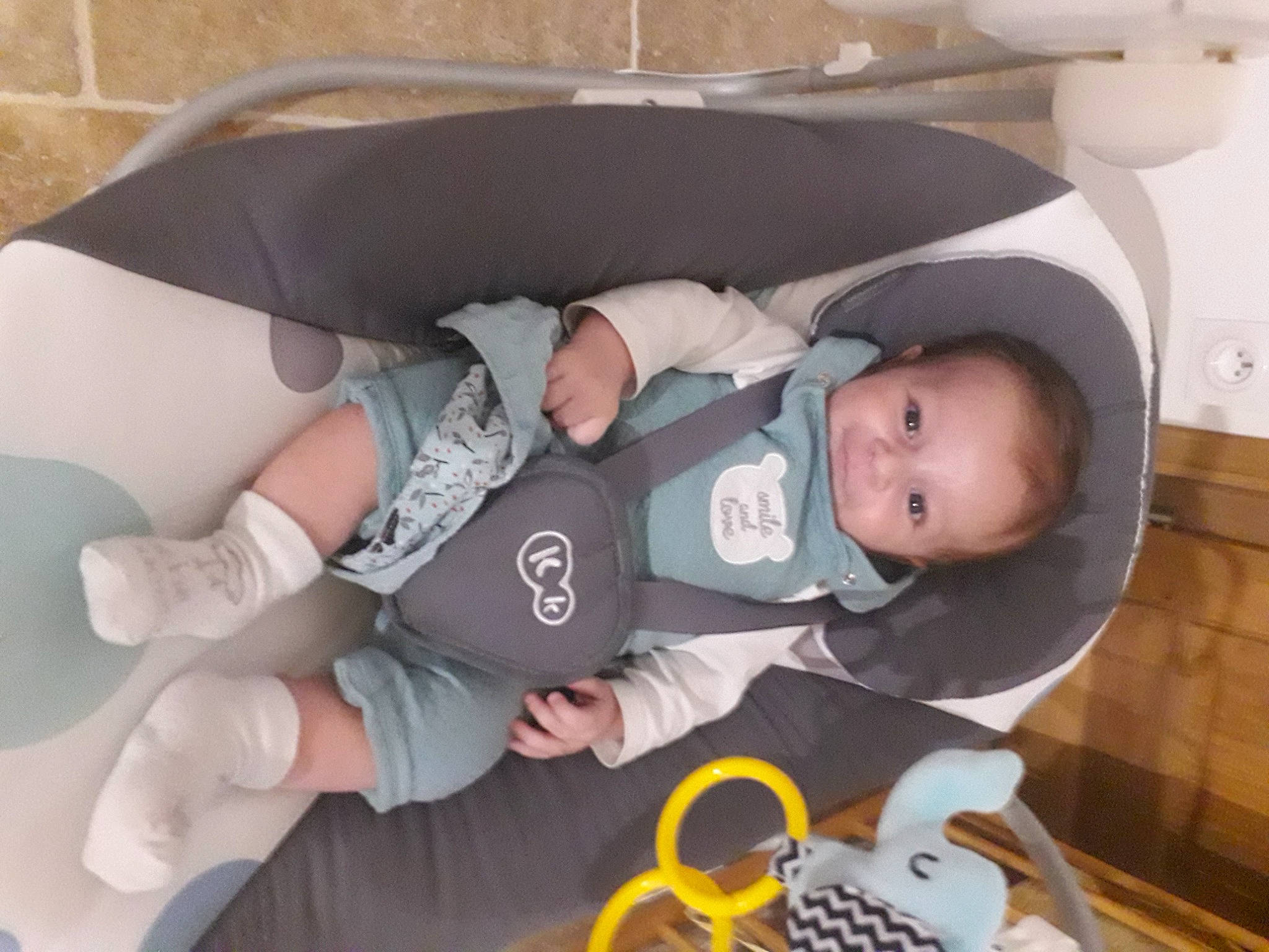 Lilio participe au concours pour gagner de l'argent avec cette photo : audio_equipment, baby, baby_carriage, baby_products, baby_safety, baby_toddler_clothing, baby_toys, child, comfort, corded_phone, fun, gadget, infant_bed, office_supplies, person, personal_protective_equipment, room, sitting, telephone, toddler