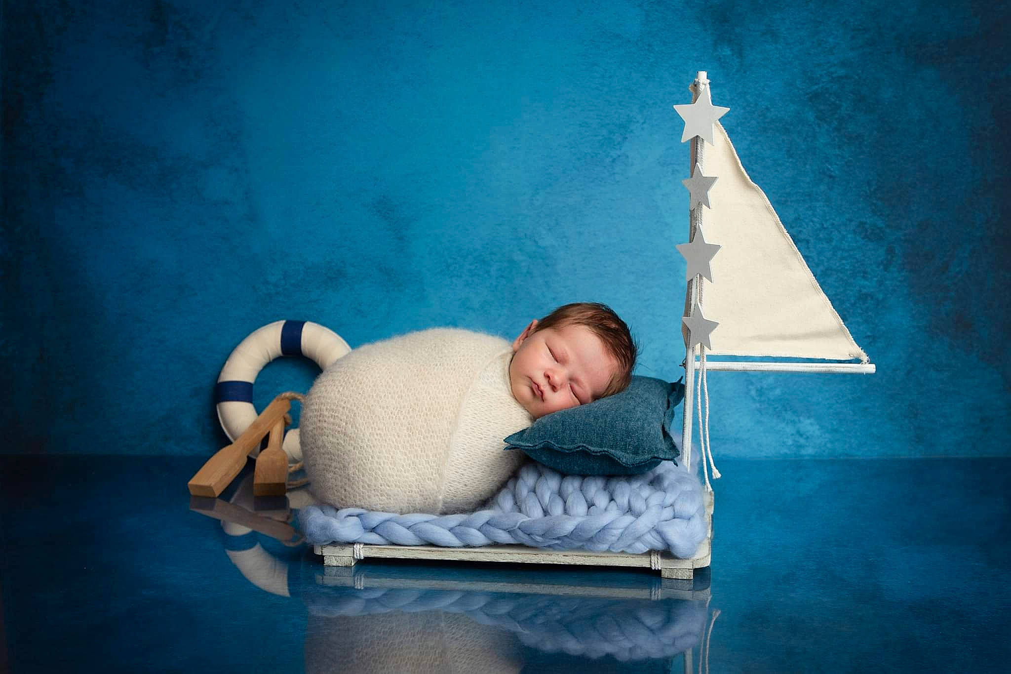 Lilio participe au concours pour gagner de l'argent avec cette photo : art, baby, baby_products, blue, child, comfort, darkness, elbow, electric_blue, flash_photography, fun, leisure, linens, person, room, sitting, still_life, still_life_photography, throw_pillow, tints_and_shades