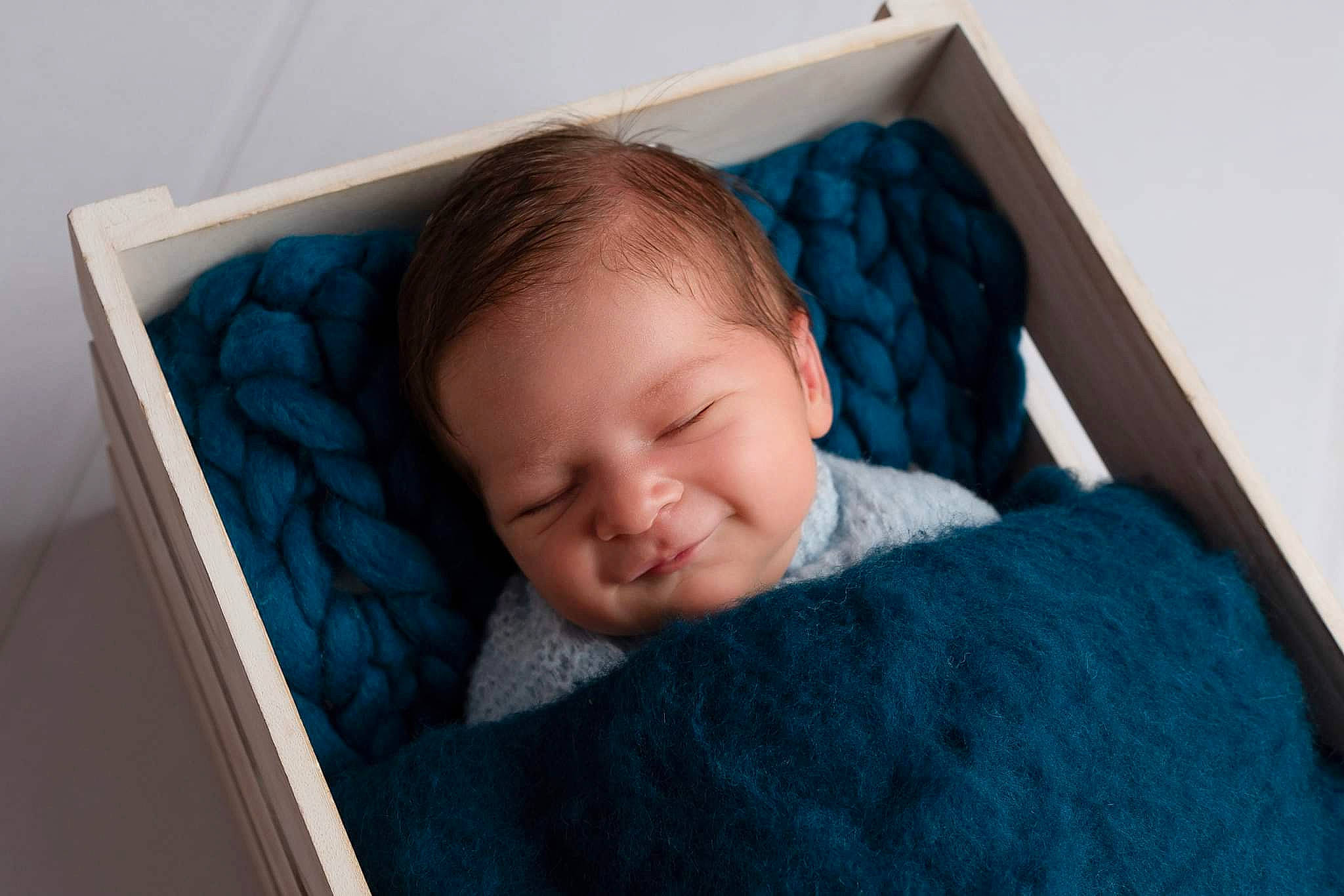Lilio a rejoint le concours — aidez-le/la à gagner de superbes lots ! aqua, azure, baby, baby_toddler_clothing, bedding, cheek, child, chin, comfort, electric_blue, fashion_accessory, grey, headgear, linens, person, picture_frame, rectangle, room, smile, textile