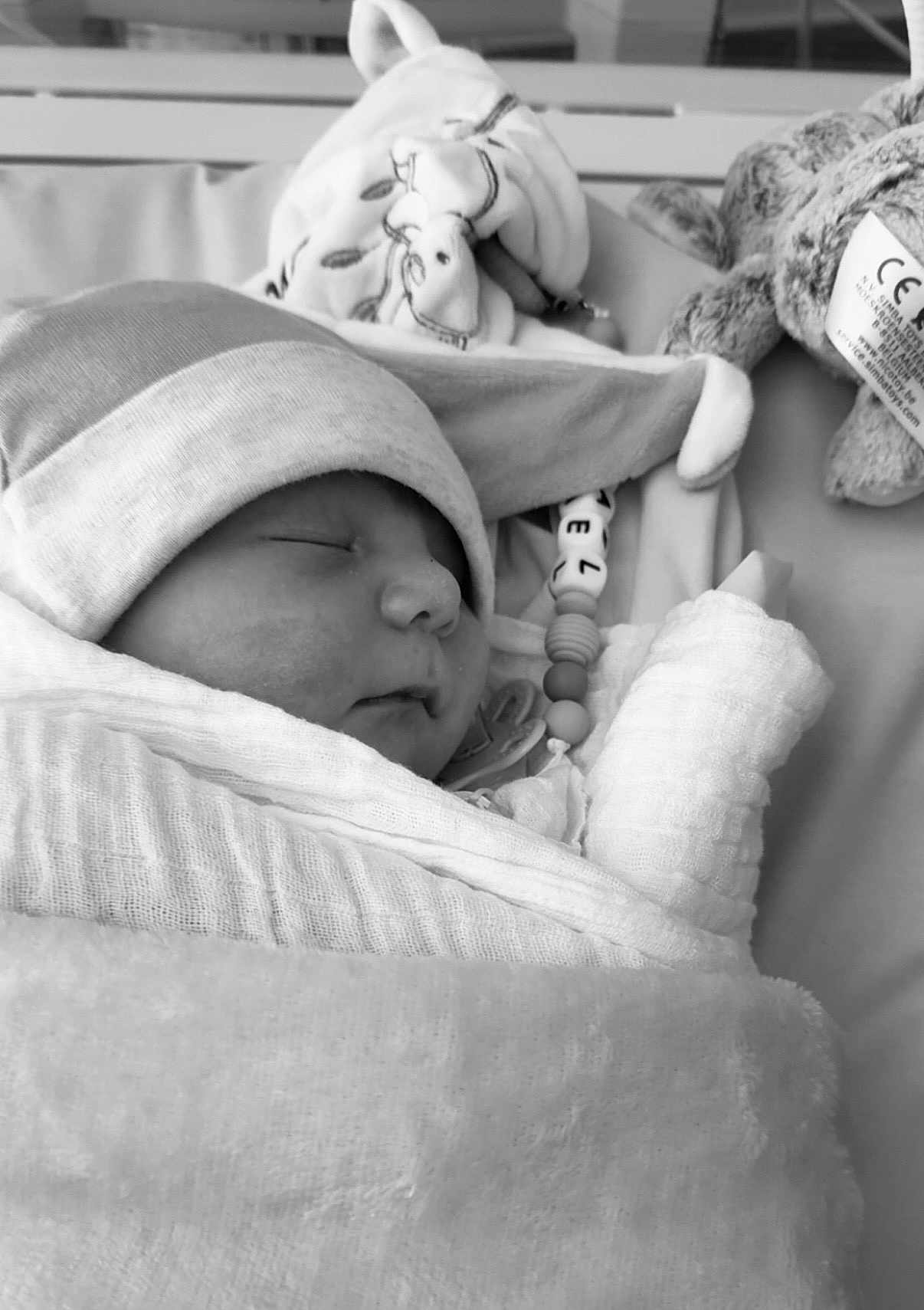 Maël participe au concours pour gagner de l'argent avec cette photo : baby, newborn, sleeping, blanket, hat, soft_toy, monochrome, wrapped, bed, cute, peaceful, child, face, infant, cozy, indoors, rest, closeup, portrait, sleep