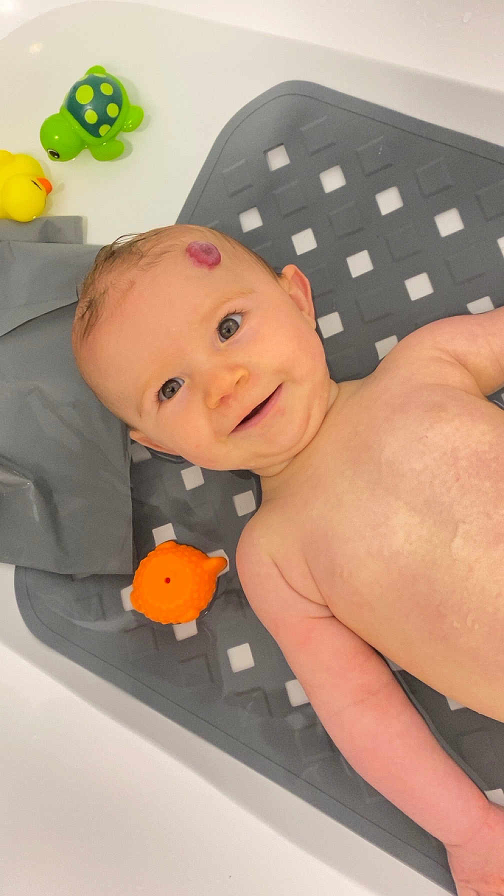 Elyana participe au concours pour gagner de l'argent avec cette photo : baby, bathtub, bath_toys, child, cute, face, happy, infant, mat, orange_toy, person, play, plastic_toys, rubber_duck, smile, toddler, toy_turtle, water, yellow_toy, young_child