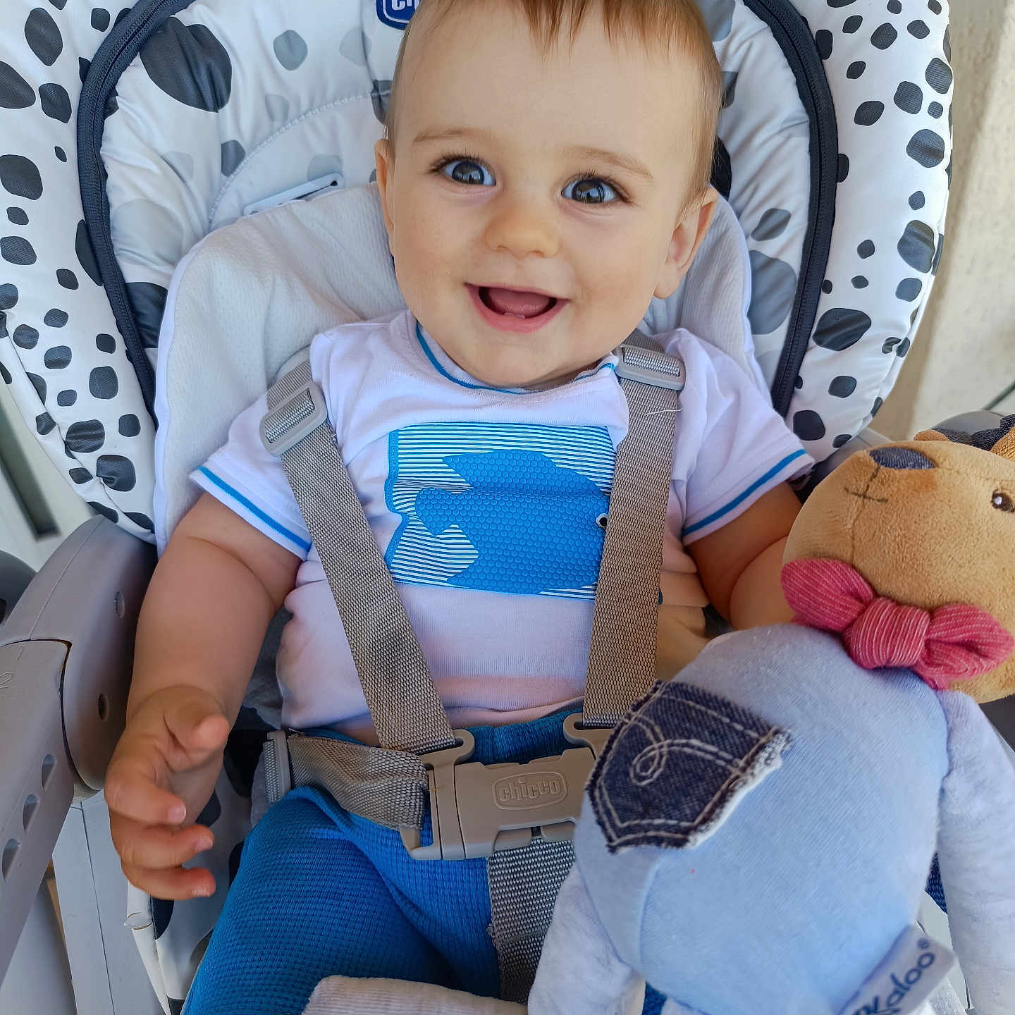 Tao a rejoint le concours — aidez-le/la à gagner de superbes lots ! accessories, baby, bodypart, clothing, crib, cushion, face, finger, furniture, hand, head, homedecor, infantbed, pants, person, photography, portrait, toy, transportation, vehicle