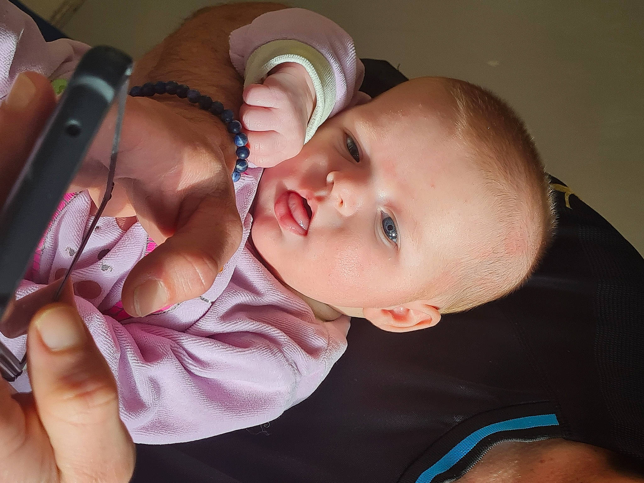 Léana a rejoint le concours — aidez-le/la à gagner de superbes lots ! baby, baby_toddler_clothing, cheek, ear, eyebrow, eyelash, facial_expression, finger, gesture, hand, human_body, iris, lip, mammal, mouth, nose, person, skin, thumb, toddler
