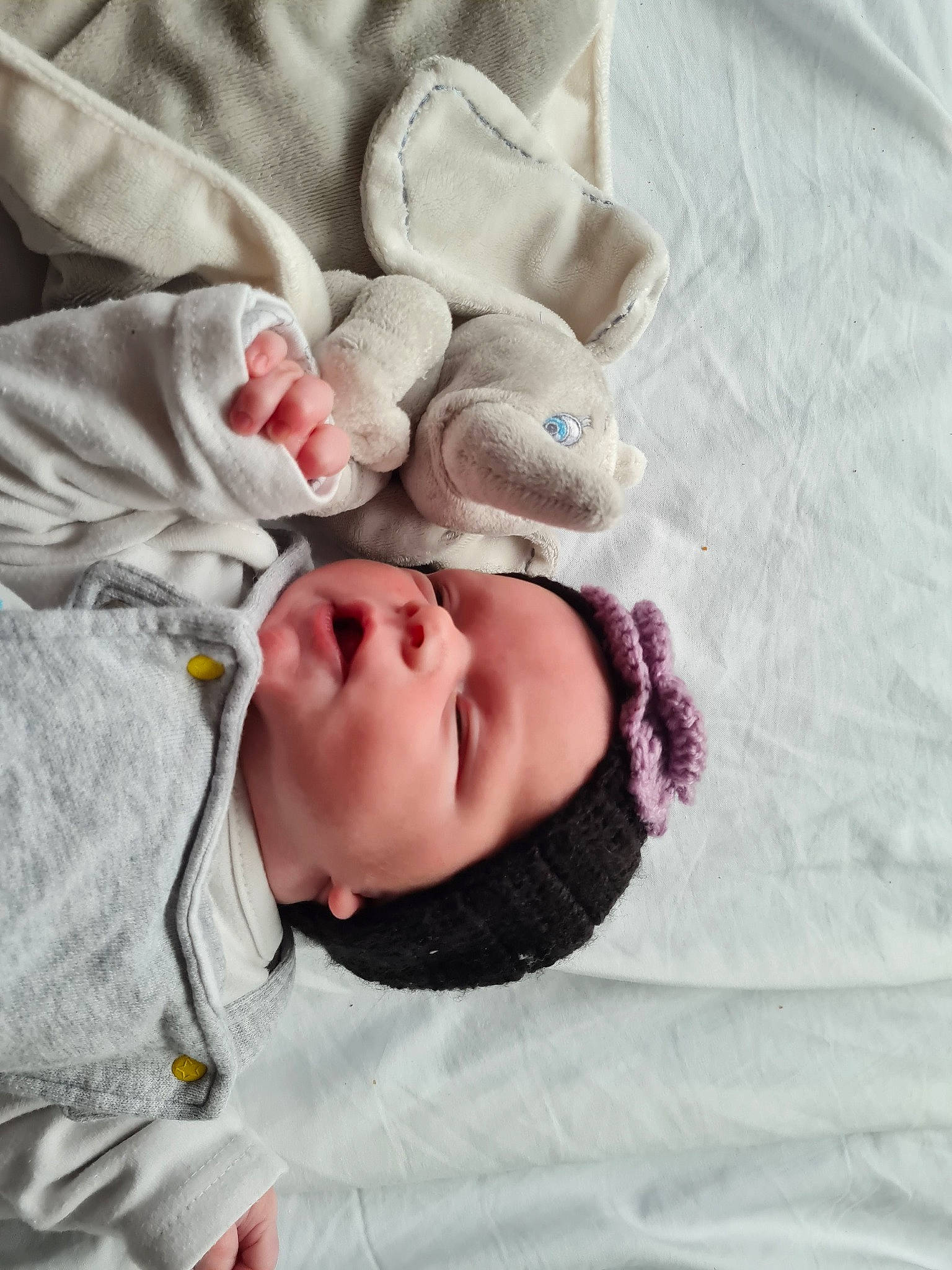 Léana participe au concours pour gagner de l'argent avec cette photo : baby, baby_products, baby_sleeping, baby_toddler_clothing, bedding, bedtime, child, comfort, fur, happy, headwear, linens, nap, pattern, person, pink, portrait_photography, product, sleep, sleeve