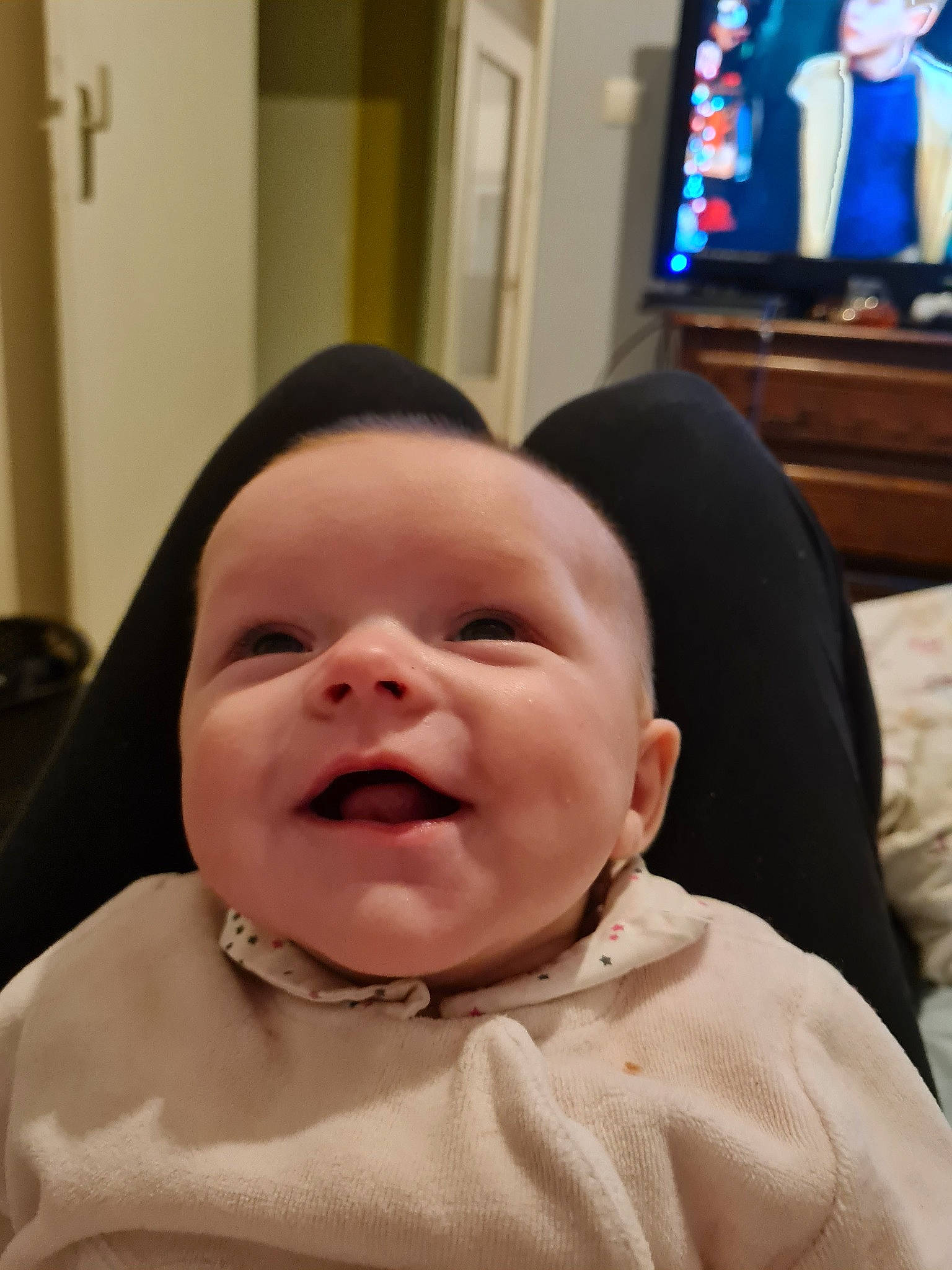 Léana a rejoint le concours — aidez-le/la à gagner de superbes lots ! baby, cable_television, cheek, comfort, event, eyebrow, fun, gesture, happy, lip, mouth, nose, people, person, skin, smile, television, television_set, toddler, tooth